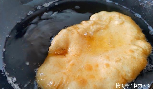 大年三十早上,做个鸡肉饼吃吧,只需一种食材,方便不占肚