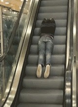 |搞笑GIF：哎呀，镜子里的帅哥是谁啊，太帅了吧，哈哈