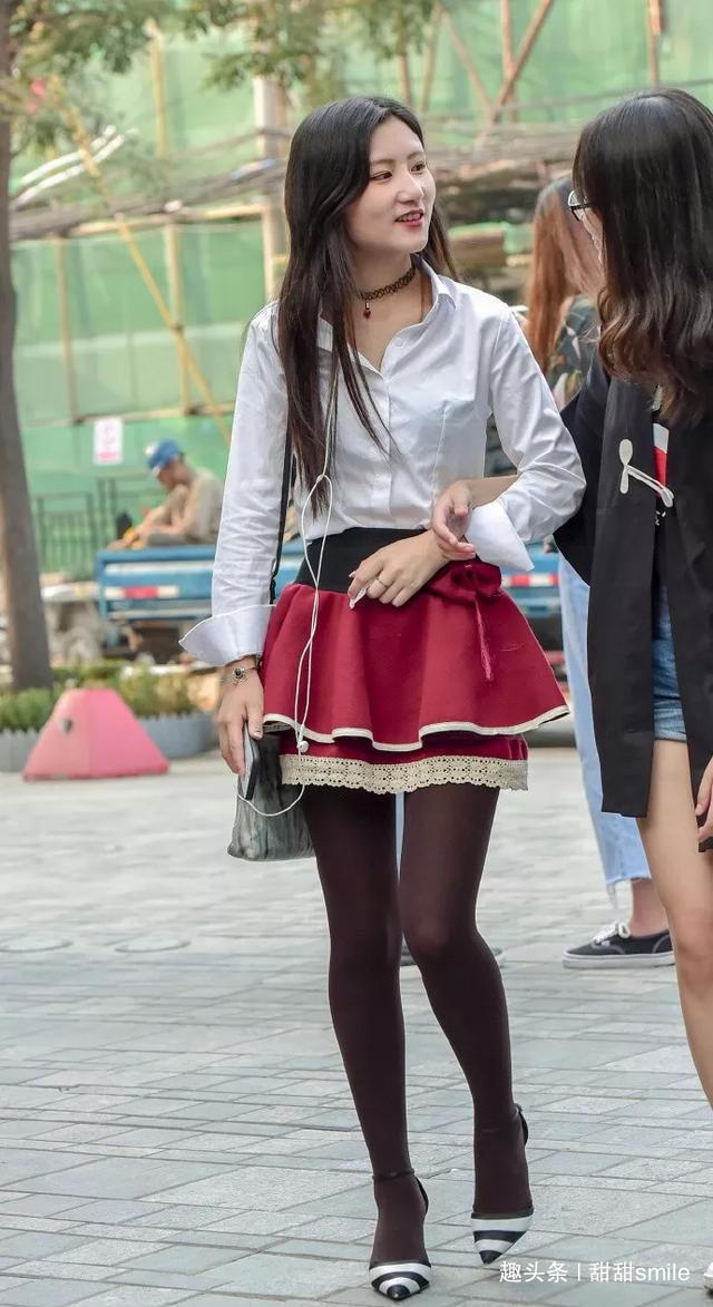 美女 美女短裤搭配一双高跟凉拖,满满的显气质,简单的感觉非常有魅力