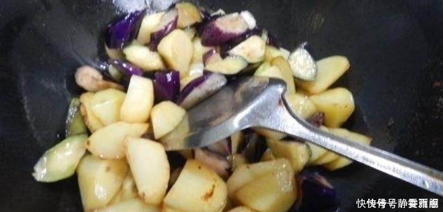 土豆烧茄子|茄子加它一起炒，经常吃，淡化色斑，预防血管堵塞