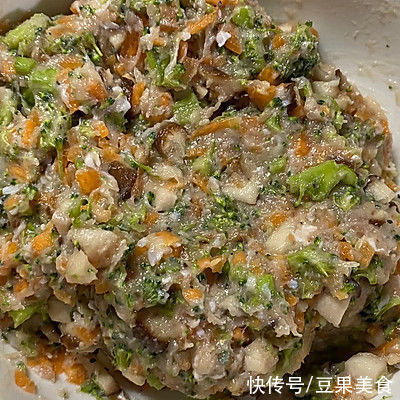 低卡蔬菜鸡肉饼这样做,隔壁小孩都馋哭了