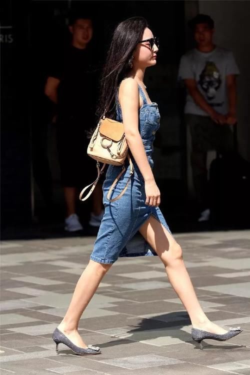 街拍：女生搭配高跟鞋，时尚魅力又优雅