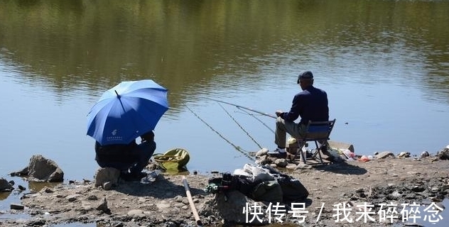 用蚯蚓钓鱼，这样打窝，冬天垂钓也能打窝