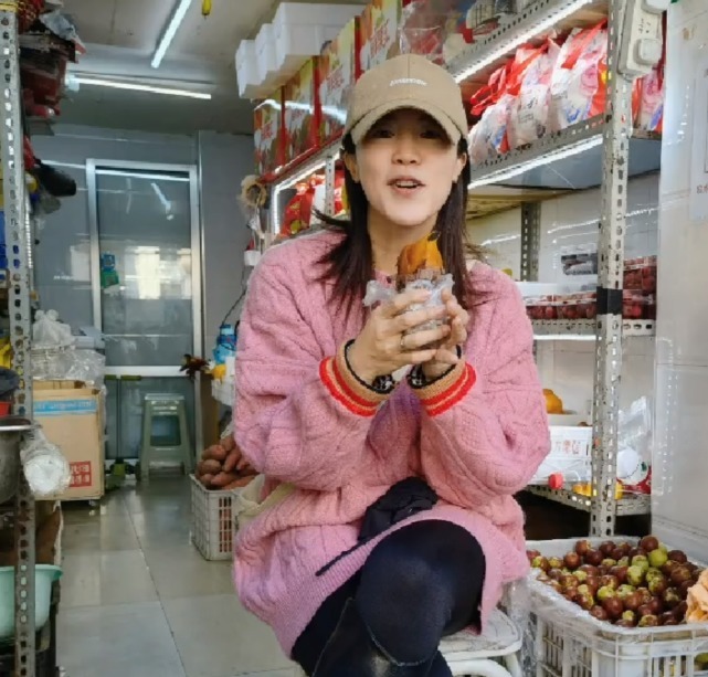 王楠|接地气！奥运冠军王楠当街啃“红薯”，老板认出：不收钱可劲吃吧