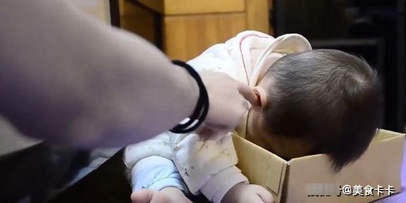 宝宝|1岁萌娃的睡功了得，妈妈叫醒后，被萌娃的反应笑喷了