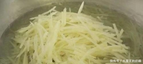 炒土豆丝时,到底是泡水还是焯水,很多人做错,难怪土豆不香脆