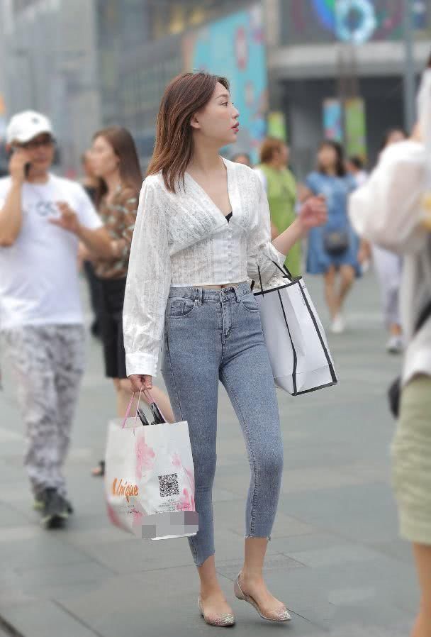街拍美女长裤搭配短款衬衫,学气质小姐姐搭配非凡魅力