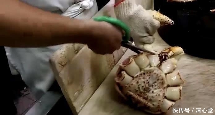没想到|在韩国花2500买了只10斤重的帝王蟹,结果没想到厨师处理后就变成这样了