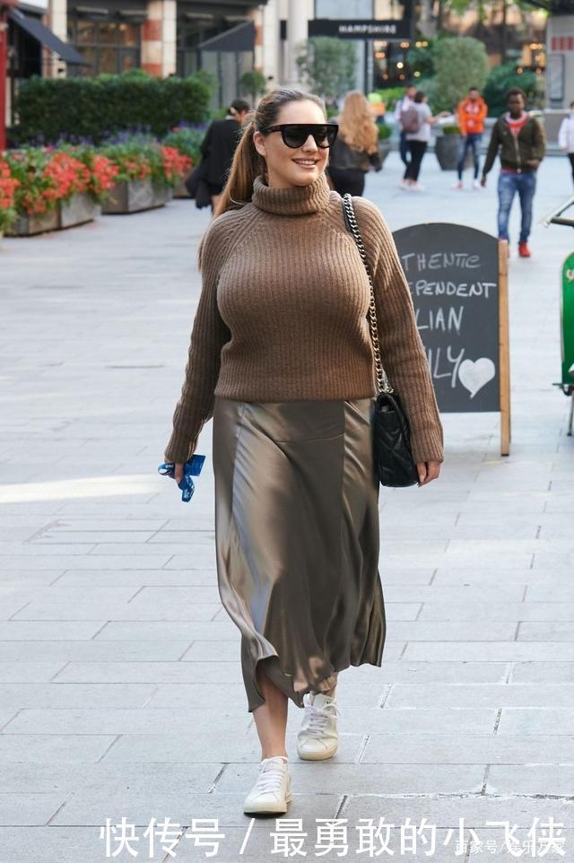 凯莉·布鲁克穿长袖针织毛衣搭亮面裙秋意满满,墨镜白鞋休闲十足