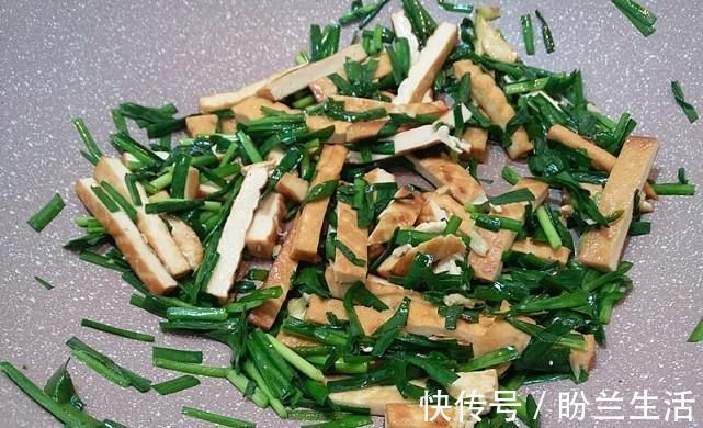 防癌|炒韭菜时搭一宝,排出毒素,软化血管防癌,2块钱炒一盘