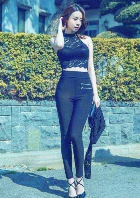 小姐姐|女神搭配：气质迷人的紧身打底裤小姐姐，简约而不简单