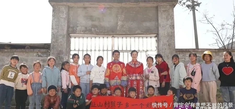 婚纱照|最美的爱情：背80斤书上山的支教老师要结婚了，拍了一组特别的婚纱照