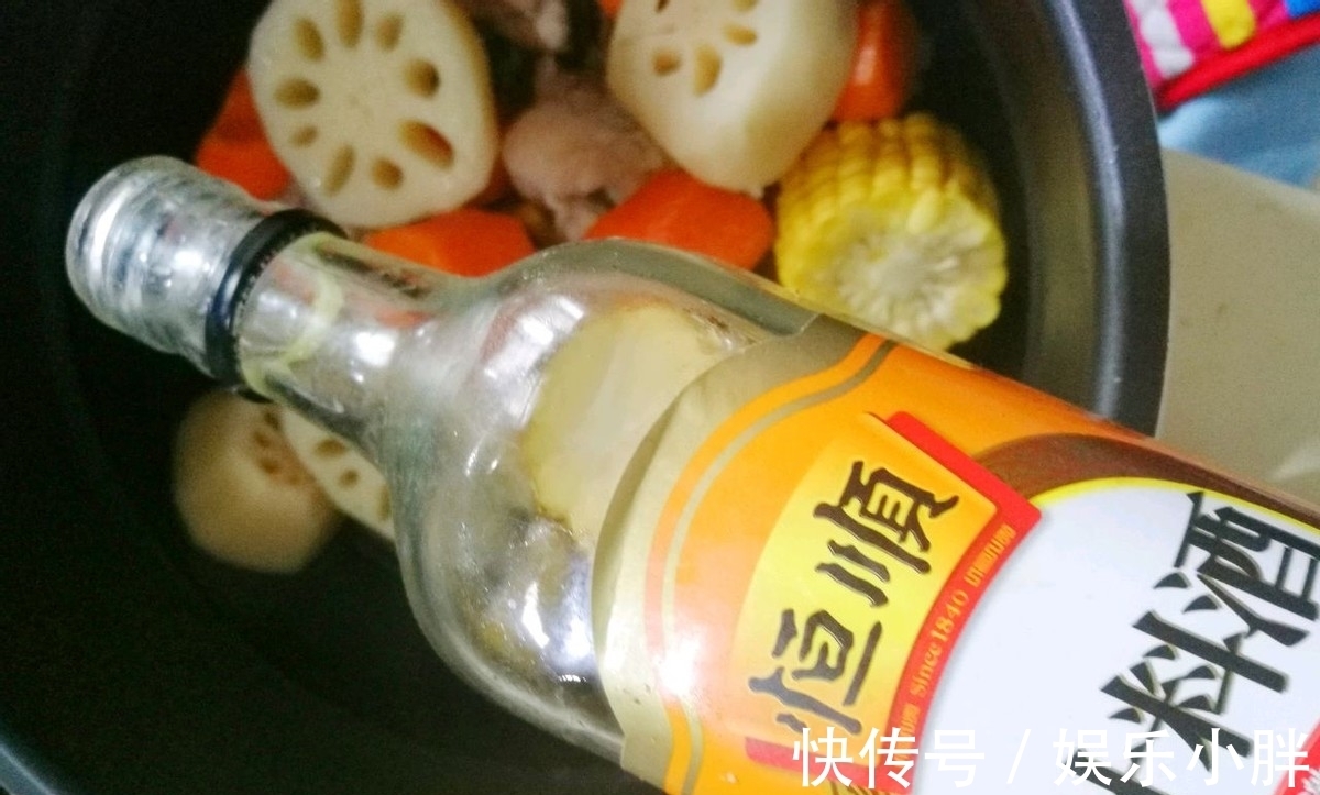 胡萝卜玉米排骨汤|入秋后多给家人喝热汤，清新营养味道好，还能滋补身体