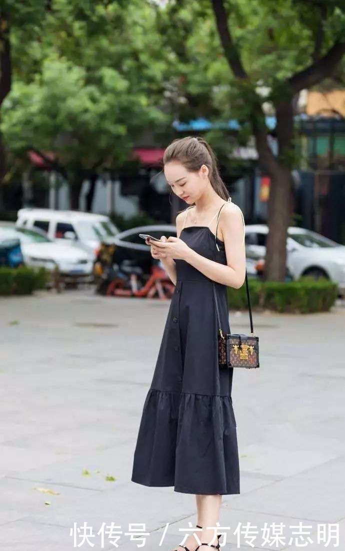 美女一双一字带高跟凉鞋,搭配出街更显出优雅的姿态