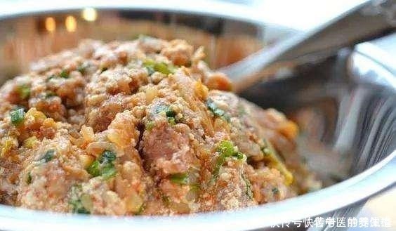 调肉馅时，只会放油可不行，掌握3点窍门，饺子鲜嫩多汁，香