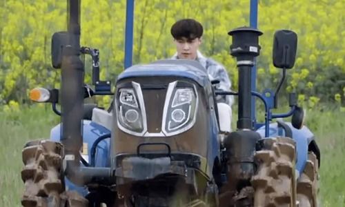 张艺兴拿拖拉机驾照 老狐狸黄磊直呼好崽李荣浩好奇难吗？