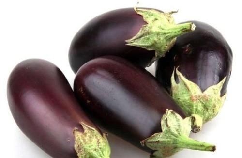 炒茄子时，不要直接下锅炒，忘了这一步，炒出的茄子很油腻