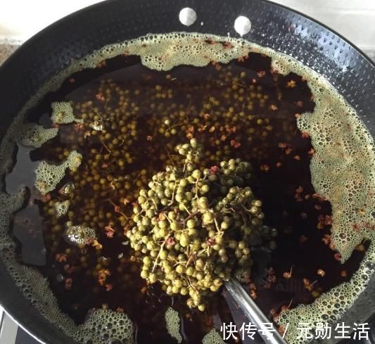 花椒粒|炸花椒油时，直接下锅炸就错了！多做1步，花椒油才够香、麻味足