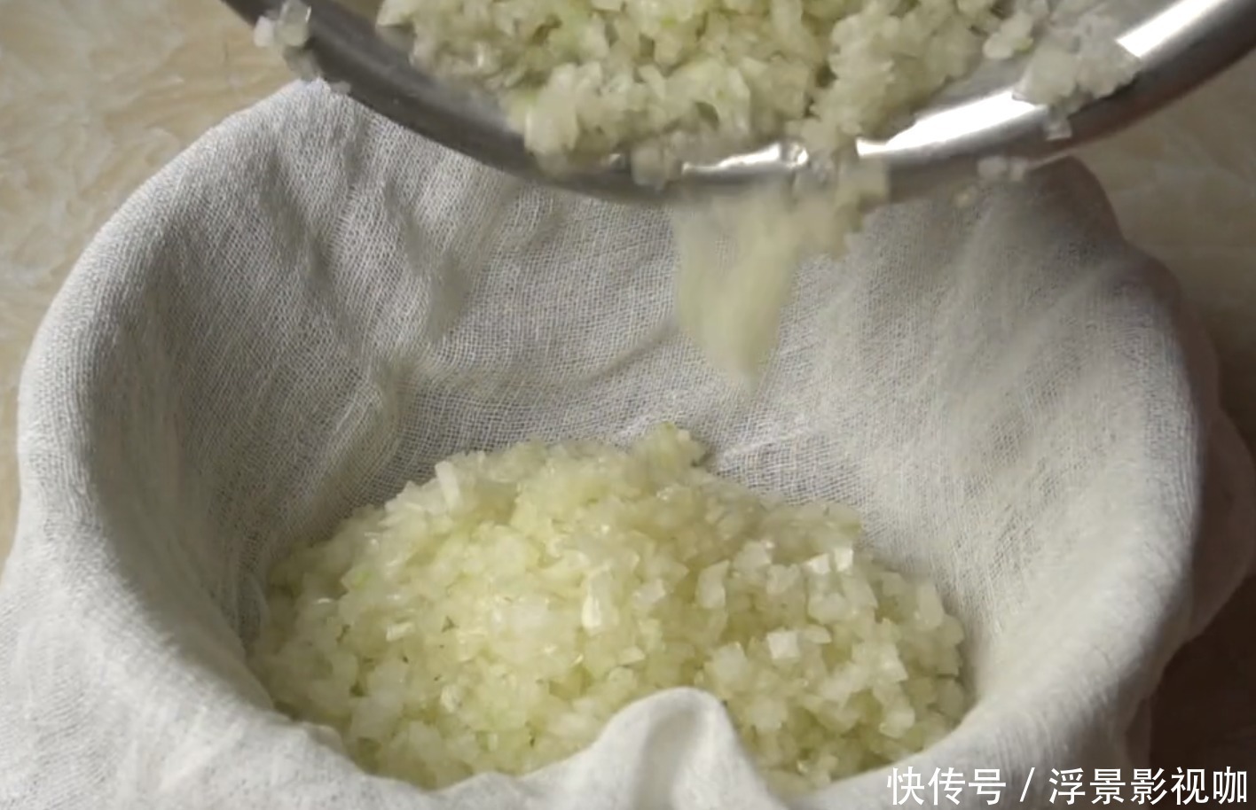 不会做包子没关系，老左教你懒人做法，双手一折一卷，比包子还香