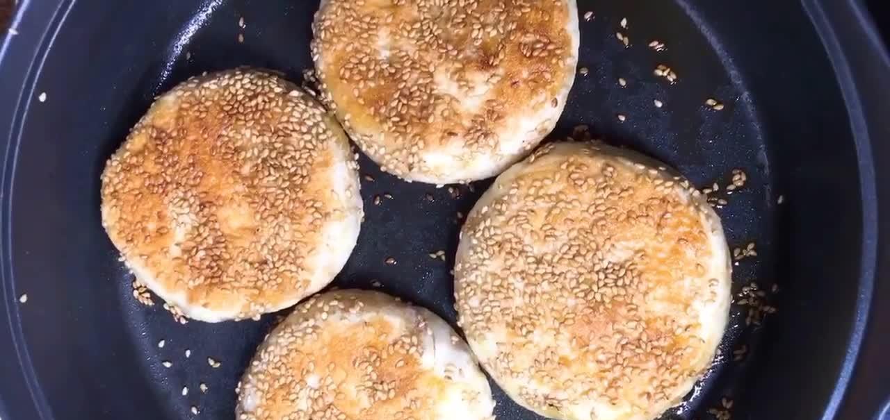 新式麻酱烧饼的做法,全程不饧面不发面,外脆里软比肉夹馍还好吃