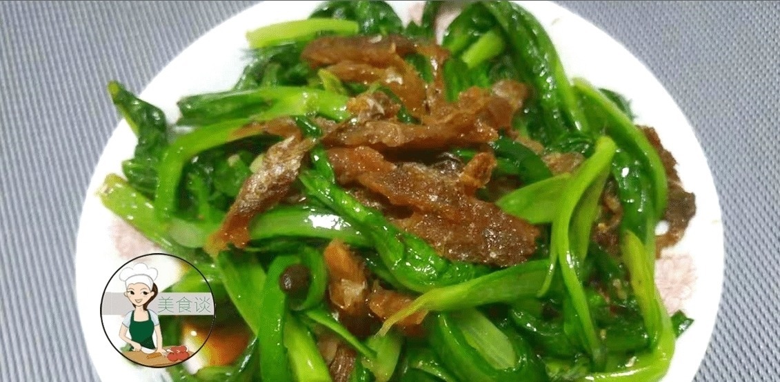 这青菜, 钙含量是莴笋的2倍, 配它一起炒, 清香脆嫩, 儿子吃撑了