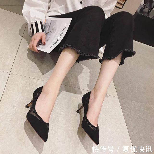 诱惑|一双黑色高跟鞋，一种拒绝不了的黑色诱惑，凸显女性性感魅力