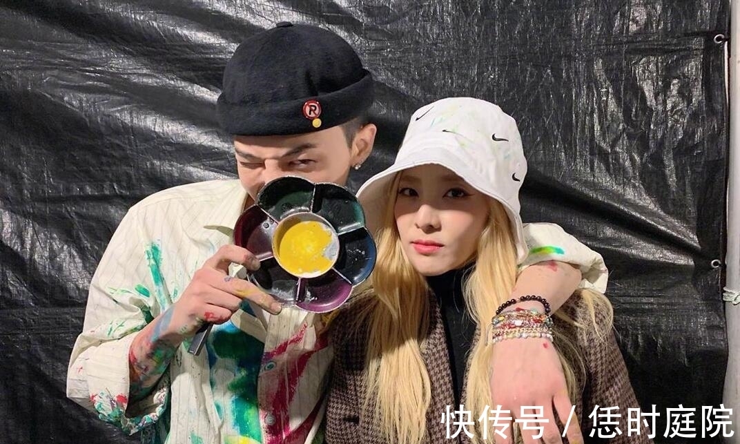 白钩 合作的联名鞋直接秒空,连50码的都卖完,价格居然高达3万一双?