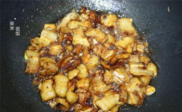 这道菜简单又好吃,大火快炒,几分钟上桌,香辣开胃吃不够