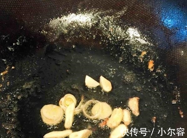蒜片|夏天吃它正当季,和番茄一起烧,酸甜开胃不长肉,隔几天就想吃!