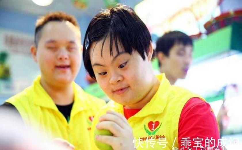 小女孩|无意中发现朋友的孩子是“唐氏儿”,该怎么告诉她?