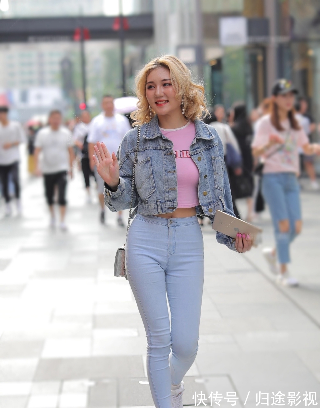 露脐衫 弹力牛仔裤搭配粉色露脐衫，让微胖的身材显瘦显高挑，美丽又温馨