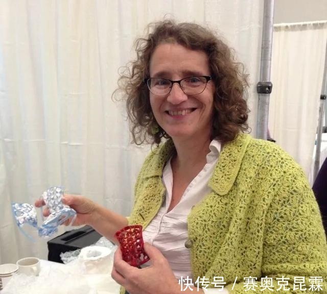 色彩#她是用玻璃雕塑“织毛衣”的第一人,这质感极其逼真!手太牛逼了