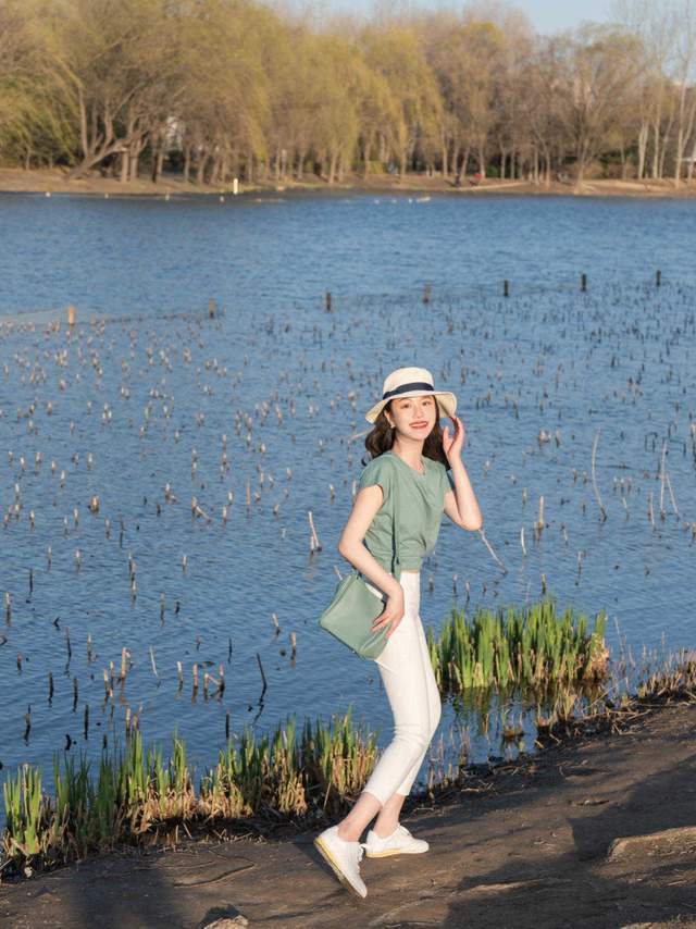 时尚博主|初秋的早期穿搭分享,这几款好看又实用,简约又时尚的气质搭配