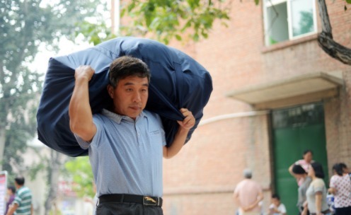 家长|家长担心上大学的孩子,孩子同样也担心着家长,网友:还真有道理