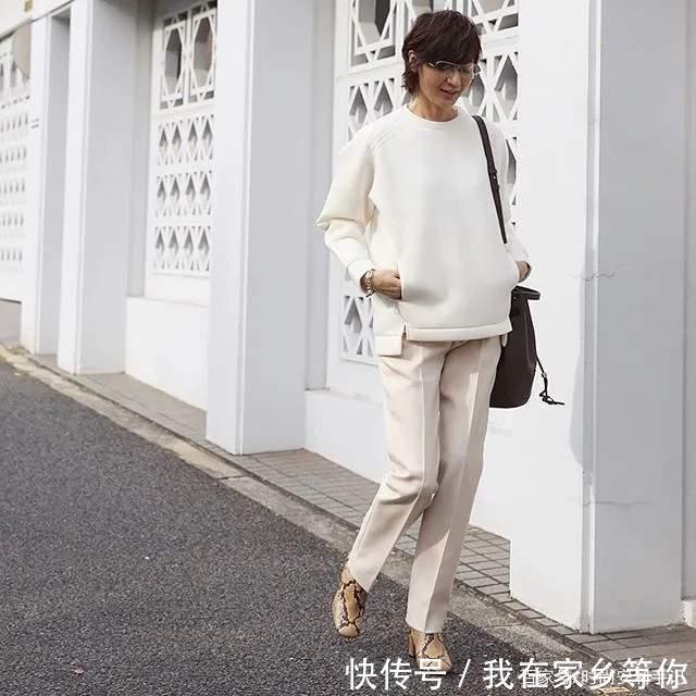 别小瞧了中年妈妈!你看看她们的打扮,优雅又时髦,一点也不服老