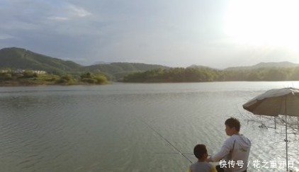热天钓鱼开饵时用上这5招，不是跟你吹，大鱼看见就狂咬，半天就爆护！