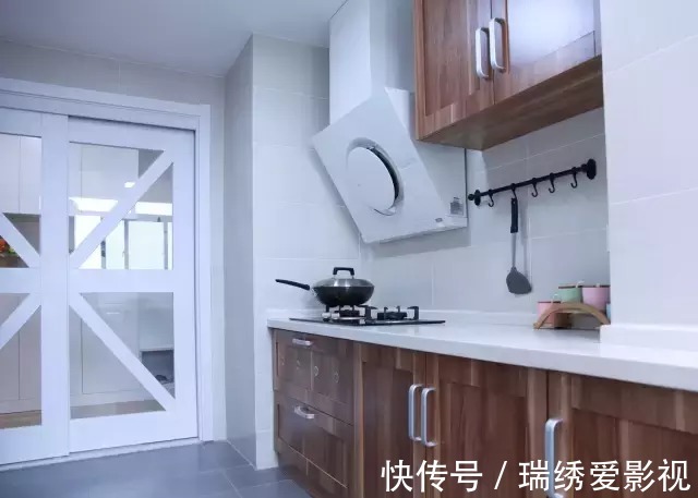 吊顶|越简单越耐看，看她家新房全屋刮大白，不吊顶不做电视墙！