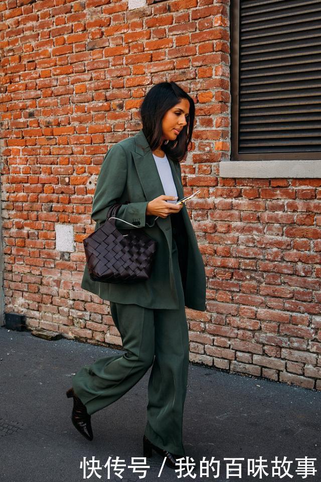 黑白灰不流行了,双色搭配更显高级,就连白色也能穿出新鲜感