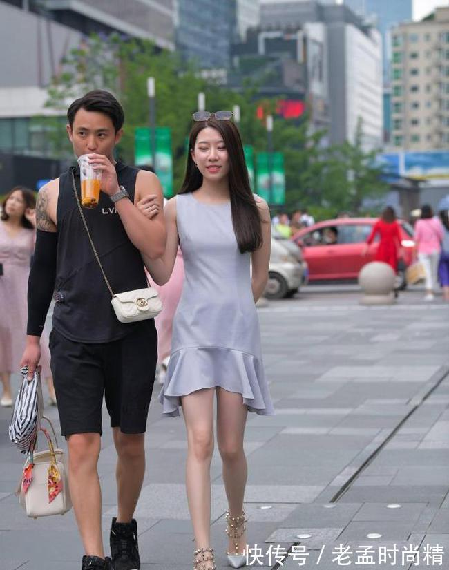 小姐姐|街拍美女:年轻漂亮的女生轻熟风穿搭,俏皮又可爱