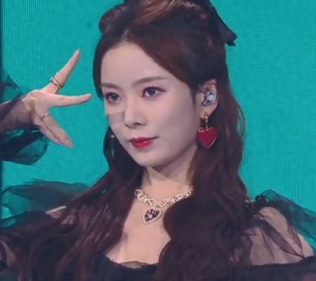 硬糖年夜飯舞臺，大家都穿蓬蓬裙，卻不告訴希林，結(jié)果有點無語