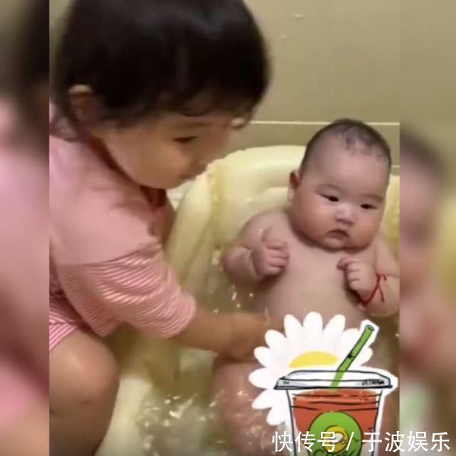 技术|2岁姐姐给5个月妹妹细心的洗澡火了,网友这技术洗的可真是赞