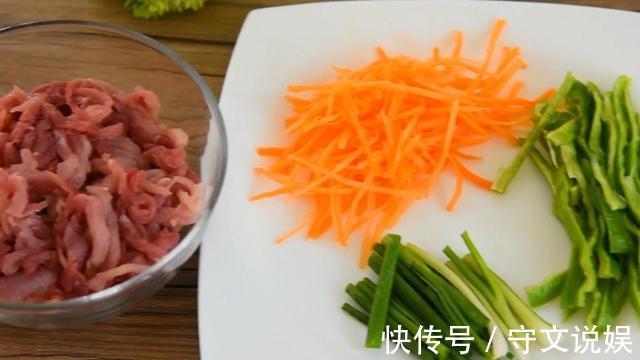 老厨师酒后揭秘：不论炒任何肉，只要多放一勺它，爽滑干脆不粘锅