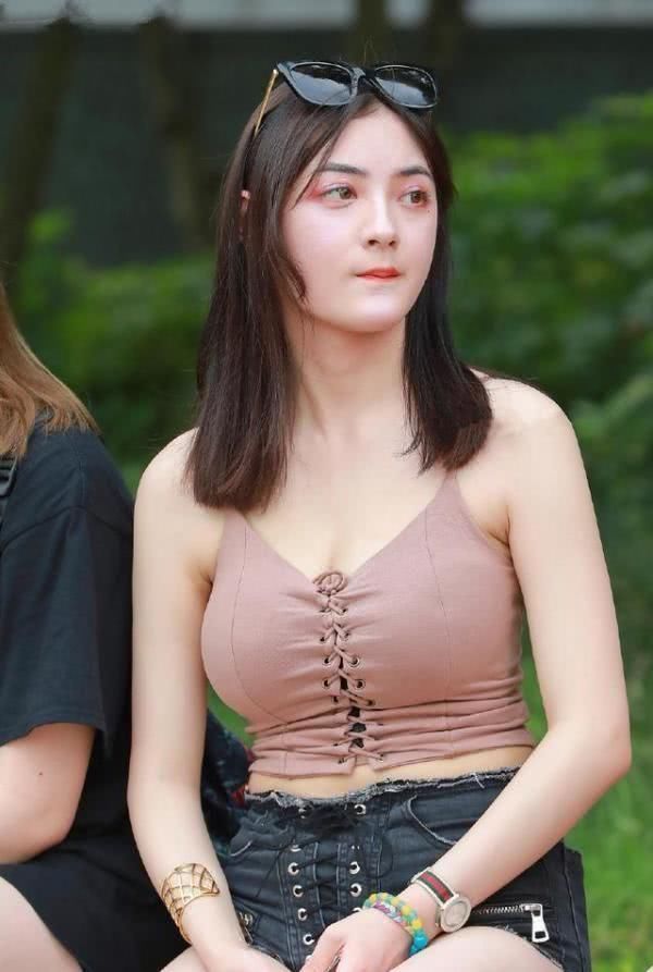 街拍简单而又性感的吊带背心搭配牛仔短裤，很有干净少女的气质