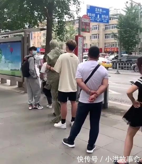 |段子成真!沈阳一男子网购人形“玩偶”,填错地址,商场大型社死