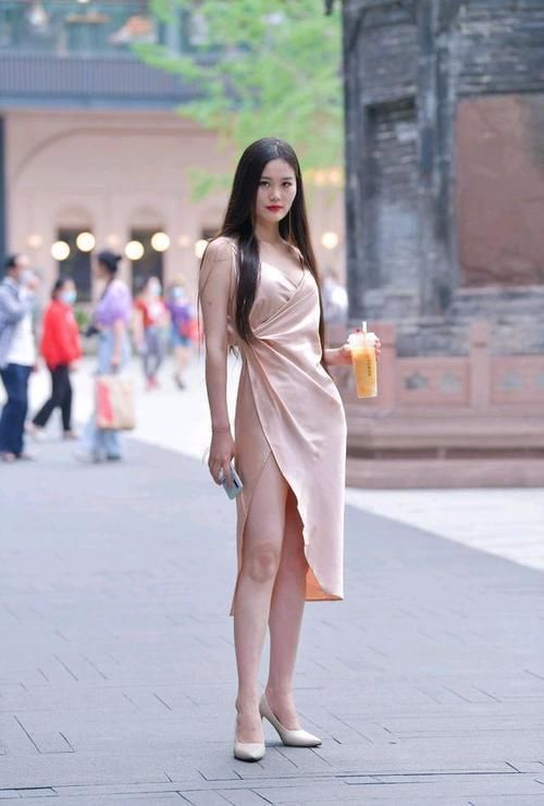 “阔太”都爱穿真丝吊带裙，高雅华贵，精美绝伦，太显身材！