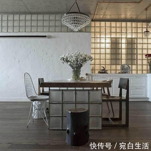 邻居家|够聪明,墙砸空一截,砌45公分高玻璃砖,亮堂2倍邻居天天眼红