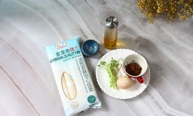 豌豆苗|面条煮一煮,煎一煎,香喷喷,我家孩子很爱吃,一次做一份不够吃