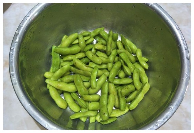 煮毛豆时，最忌直接下锅煮，记住1个窍门，毛豆翠绿好吃又入味