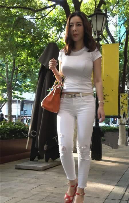 彰显|街拍美女时尚修身紧身裤,穿出好身材,彰显成熟女人味