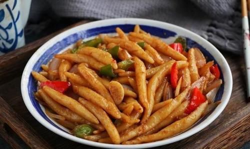 比肉还好吃的土豆面，挤成小鱼炒着吃，既是主食也是菜